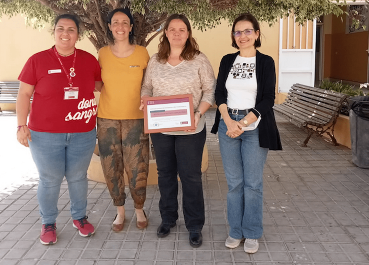 Equipo educativo del centro educativo junto a la promotora del ICHH / TA